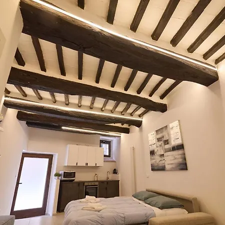 Apartment Elce - Historic Beams & Modern Design *