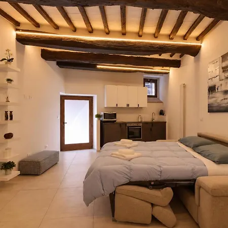 Elce - Historic Beams & Modern Design Apartment