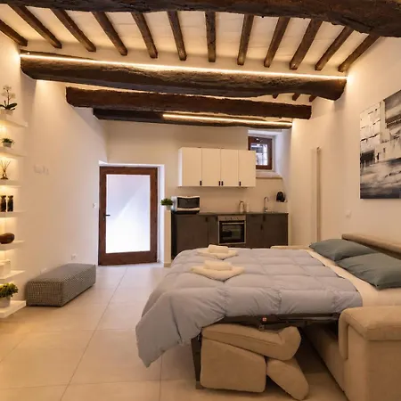 Elce - Historic Beams & Modern Design Apartment